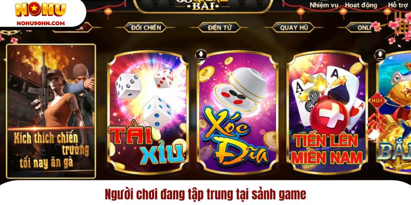 Người chơi đang tập trung tại sảnh game